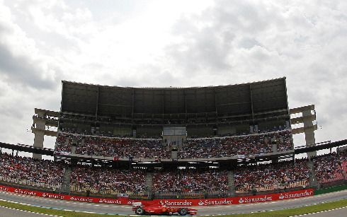 Tribuny okruhu v Hockenheimu úplně zaplněny nebyly. | Foto: Reuters