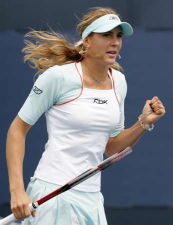 Česká tenistka Nicole Vaidišová se raduje po vítězství nad Ruskou Alinou Židkovovou va druhém kole US Open. | Foto: Reuters