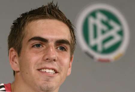 Nejlepší desítku uzavírá pro mnohé překvapivé jméno. Philipp Lahm však patří k oporám Bayernu Mnichov a je stavebním kamenem německé reprezentace. Ročně si vydělá 14,3 milionu. | Foto: Reuters