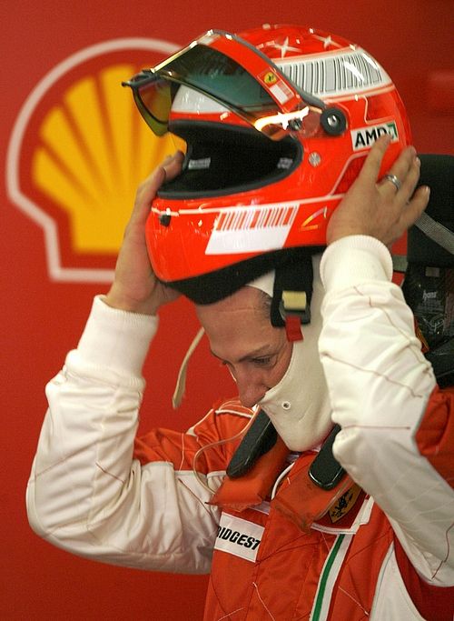 Sedminásobný mistr světa Michael Schumacher se připravuje v Barceloně na test monopostu Ferrari. Do kokpitu formule jedna se vrátil po roce, na konci minulé sezony ohlásil konec závodní kariéry. | Foto: Reuters