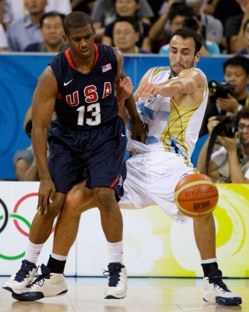 Americký basketbalista Chris Paul (vlevo) a Argentinec Manu Ginobili v semifinále OH. | Foto: Reuters