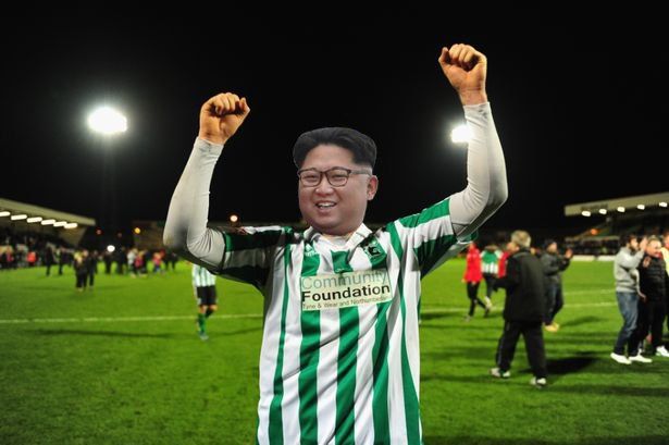 Fanoušci týmu Blyth Spartans vytvořili koláž, na níž je severokorejský diktátor Kim Čong-un v dresu jejich mužstva | Foto: Twitter