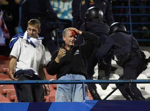 Rvačky mezi policií a fanoušky Marseille skončily někdy až krvavě | Foto: Sport, Reuters