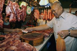 Premiér-kulinář Samak nakupuje maso na trhu | Foto: Reuters