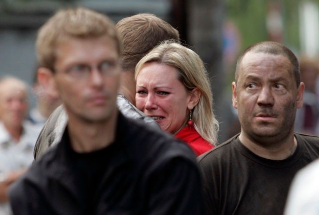 Lidé čekají před dolem Wujek-Šlonsk na zprávy o svých příbuzných a kamarádech. | Foto: Reuters