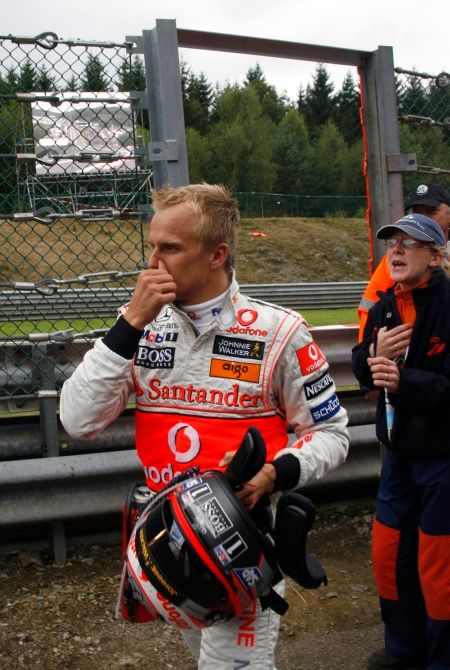 Pilot McLarenu Heikki Kovalainen míří do boxů poté, co na Velké ceně Belgie vyjel z trati. | Foto: Reuters