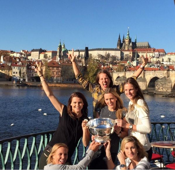 Podívejte se na fotogalerii z oslav a tradičního focení po vítězném finále tenisového Fed Cupu. | Foto: Instagram Barbory Strýcové