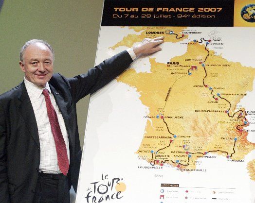 Londýnský starosta Ken Livingstone hrdě ukazuje na mapě místo startu slavné Tour de France. | Foto: Reuters