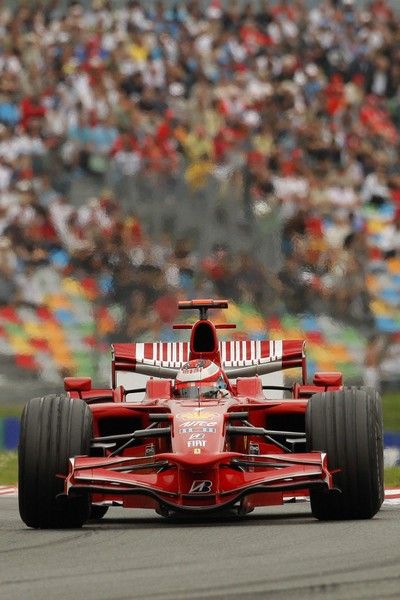 Kimi Räikkönnen dlouho vedl, nakonec však zvítězil jeho stájový kolega Massa. | Foto: Reuters