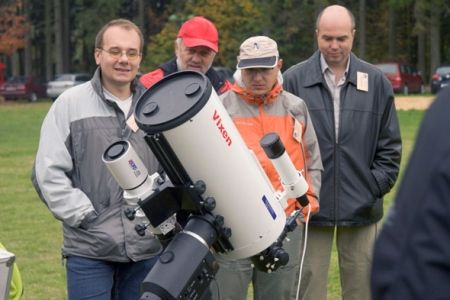 Martin Myslivec (zcela vlevo) u jednoho ze svých dalekohledů upravených pro fotografování vesmíru. | Foto: Česká astronomická společnost