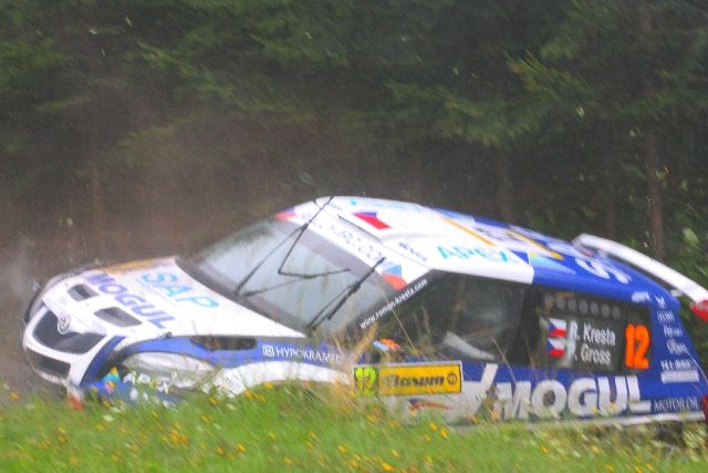 Poté co narazil do stromku u trati, dostalo se jeho auto do kotrmelců. | Foto: Lukáš Dršťička