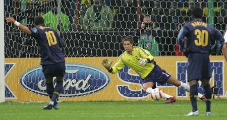 Adriano z Ineru Milán (vlevo) neproměnil penaltu v zápse s Ajaxem Amsterdam. Brankář Maarten Stekelenburg jeho pokus kryl. | Foto: Reuters