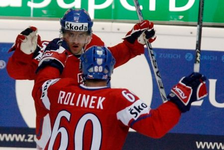 Jan Marek s Tomášem Rolinkem oslavují gól do sítě Dánska. | Foto: Václav Rojík