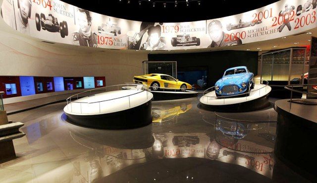 Hlavně se sem ale jde kvůli autům. Návštěvník uvidí historické modely, | Foto: Ferrari World