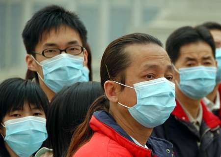 Pekingské úřady obyvatelům nedoporučují zdržovat se delší dobu v ulicích. | Foto: Reuters