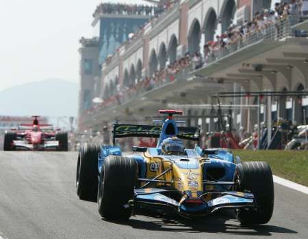 Fernando Alonso s Renault na trati Velké ceny Turecka. | Foto: Reuters