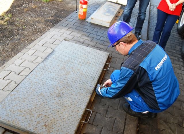 Stáčecí šachta je kromě okamžiku stáčení zamčená a zaplombovaná | Foto: Radek Pecák