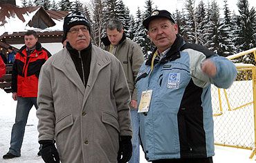 Prezident Václav Klaus pod obřím můstkem | Foto: Josef Mašek