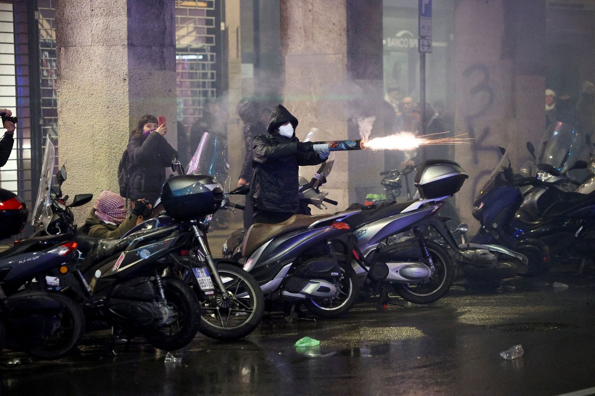 Propalestinští násilníci v Boloni stavěli barikády a zranili osm policistů