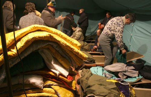 V šest hodin jsou všichni vzbuzeni a musí do půl sedmé opustit stany. Respektují to bez reptání, jsou na takový řád ze středisek pomoci zvyklí. | Foto: Ondřej Besperát, Aktuálně.cz