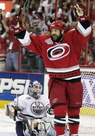 Doug Weight z Caroliny Hurricans se raduje po vstřelení gólu do sítě Edmontonu při druhém finále Stanley Cupu. | Foto: Reuters