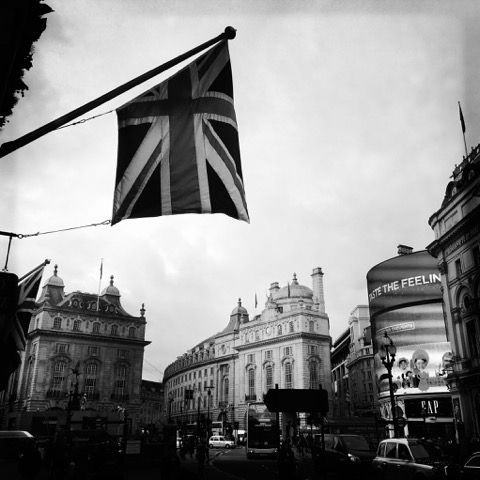 Na náměstí Piccadilly Circus připomíná brexit pouze vlajka Spojeného království nazývaná Union Jack. | Foto: Libor Fojtík