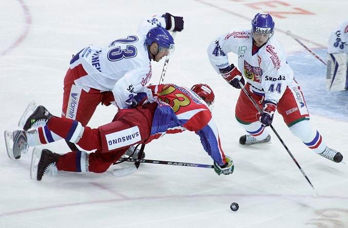 Čeští hokejisté měli s útočníky Ruska problémy | Foto: Reuters