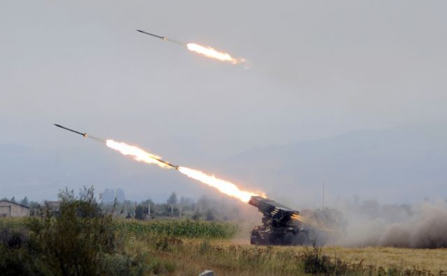 Gruzínská raketová palba na největší jihoosetské město Cchinvali. | Foto: Reuters