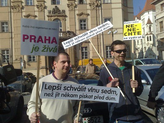 "Kdo si vás zaplatil?" ptal se demonstrantů Betonožrout. "Jděte prosím vás pryč, tady to teď máme rezervované my," žádal je. Povolení k demonstraci neměli, proto ustoupili stranou. | Foto: Hana Pecinová