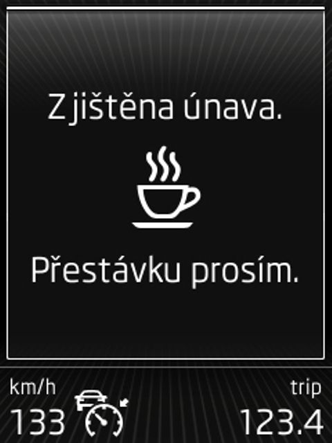 Systém hlídání únavy porovnává data o způsobu řízení v prvních patnácti minutách po nastartování vozu s tím, jak řidič auto ovládá v dalších časových úsecích při rychlostech nad 65 kilometrů. Pokud například zaznamená, že řidič po určitou dobu neřídil a pak prudce pohnul volantem, pokládá to za příznak únavy a vydává varování. | Foto: Škoda-Auto