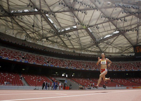 Čtvrteční závody "Good Luck Beijing China Athletics Open" znamenaly pro čínské atlety poslední šanci, jak se kvalifikovat na olympijské hry. Na snímku ze závodu na 400 metrů je vidět originální konstrukce střechy Ptačího hnízda. | Foto: Reuters