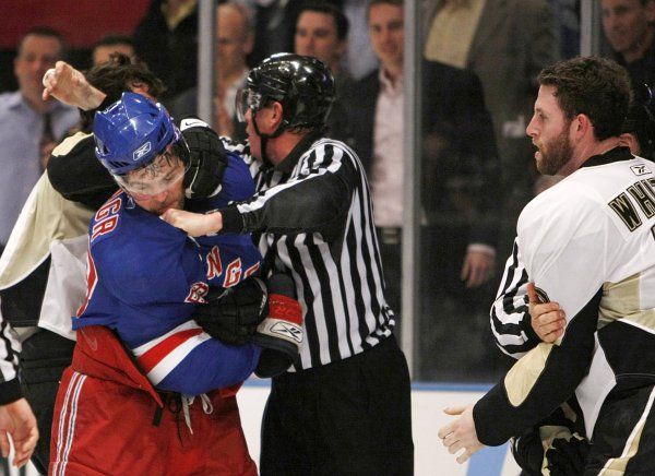 Unikátní fotka: Jaromír Jágr se právě porval. Soupeřem mu byl Ryan Whitney. | Foto: Reuters