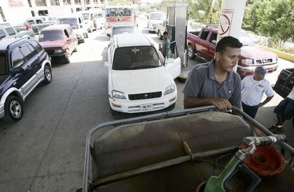 U benzínových pump se tvoří dlouhé fronty. | Foto: Reuters