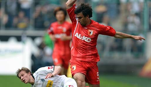 Jan Morávek v dresu FC Augsburg (v červeném). | Foto: www.fcaugsburg.de