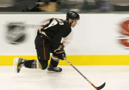 Andy McDonald z Anaheimu se stal na All Star Games v Dallasu nejrychlejším bruslařem NHL. | Foto: Reuters