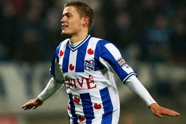 Alfred Finnbogason. Pětadvacetiletý střelec je pro reprezentačního kouče zatím poue žolíkem. Finnbogason nastupuje za španělský Real Sociedad, jméno si ale udělal v nizozemském Heerenvenu, kde mezi lety 2012 až 2014 nasázel 53 gólů v 65 utkáních. | Foto: Reuters