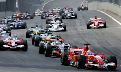 Start Velké ceny Brazílie, v čele Felipe Massa s Ferrari. | Foto: Reuters