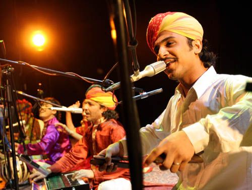 Na kastaněty, brumli, ektaru hraje Mohammed Bilal, za ním zpívá Gulam Ali, jenž také hraje na přenosné harmonium. | Foto: Ondřej Besperát, Aktuálně.cz