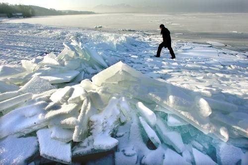 Ledové kry se kupí na břehu jezera Chiemsee u Chiemingu na jihu Německa, kde teplota klesla dvacet stupňů pod bod mrazu. | Foto: Aktuálně.cz