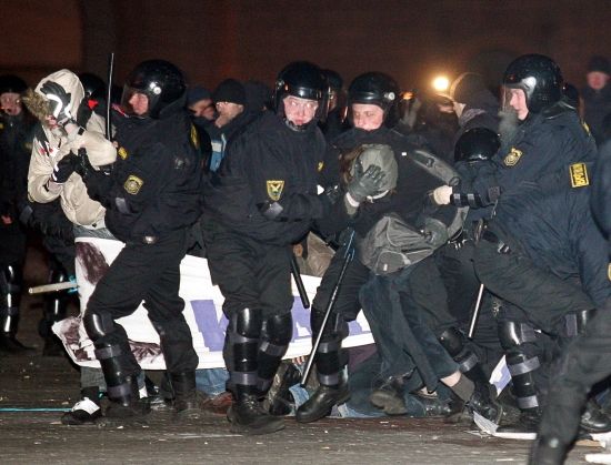 Policisté odvádějí demonstranty z Říjnového náměstí | Foto: Reuters