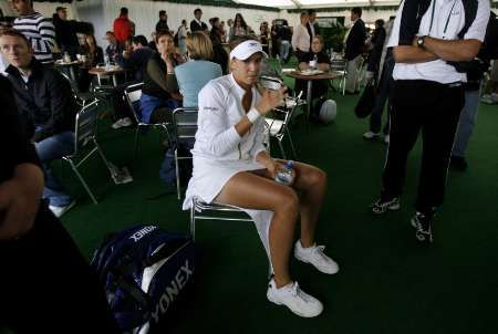 Nicole Vaidišová čeká v zákulisí na svůj první zápas na letošním Wimbledonu. | Foto: Reuters