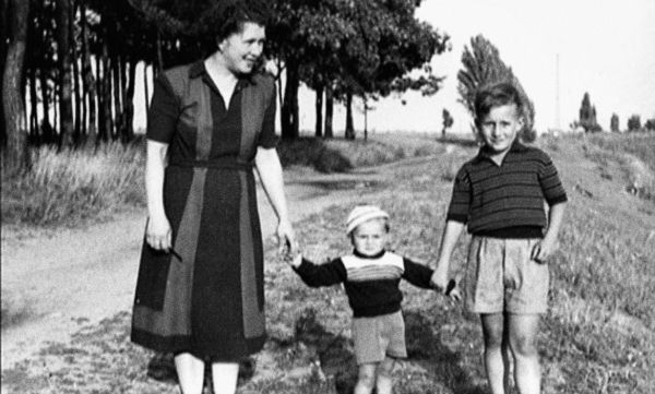 Jan Palach se starším bratrem Jiřím a maminkou Libuší v Kostelci nad Labem 24. června 1950. | Foto: ReproFoto z knihy „Jan Palach ´69“, Kolektiv autorů,  Univerzita Karlova v Praze & Ústav pro studium totalitních režimů, Rok vydání 2009., Archiv Jiřího Palacha