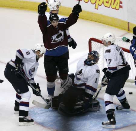 Marek Svatoš z Colorada (v tmavém) slaví svůj vítězný gól v síti vancouverského brankáře Roberta Luonga. | Foto: Reuters