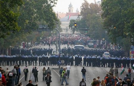 Kdo z koho: Demonstranti vs. policie | Foto: Reuters