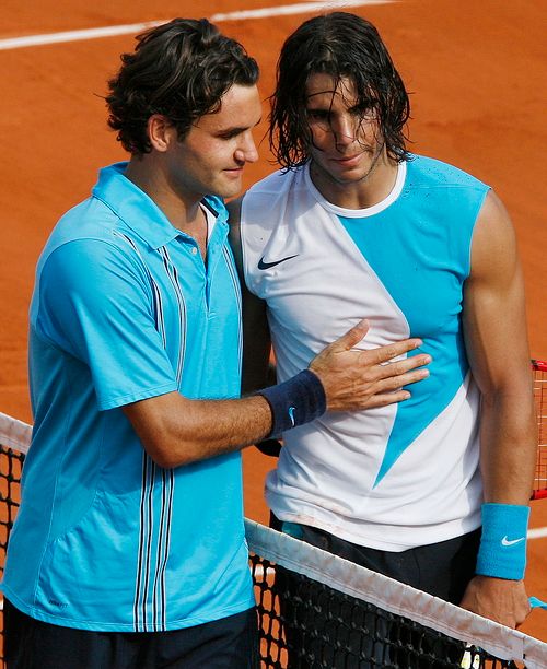 Roger Federer (velvo) gratuluje po finále vítězi Roland Garros Rafaelu Nadalovi. | Foto: Reuters