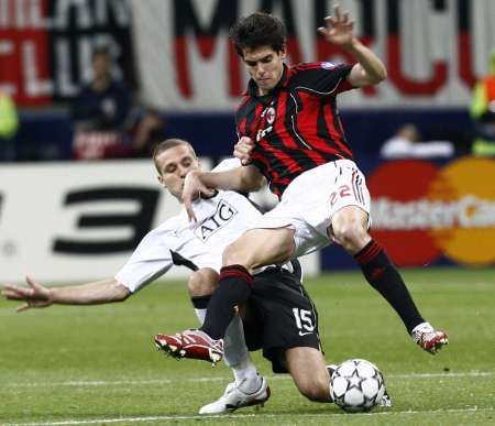 Nemanja Vidic z Manchesteru United stíhá milánského Kaká v odvetě semifinále Ligy mistrů | Foto: Reuters