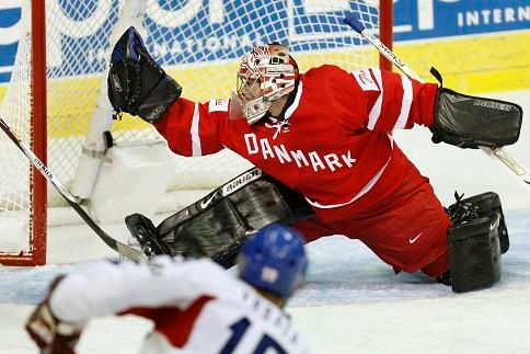 Peter Hirsch nestačil lapit ránu Radima Vrbaty | Foto: Reuters