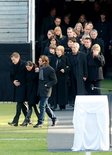 Pohřeb německého brankáře Roberta Enkeho proběhl na zaplněném stadionu Hannoveru za přítomnosti 40 tisíc lidí. | Foto: Reuters