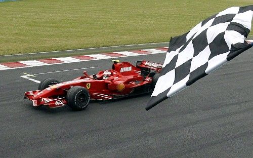 Kimi Räikkönen s Ferrari projíždí jako vítěz cílem Velké ceny Francie formule 1. | Foto: Reuters