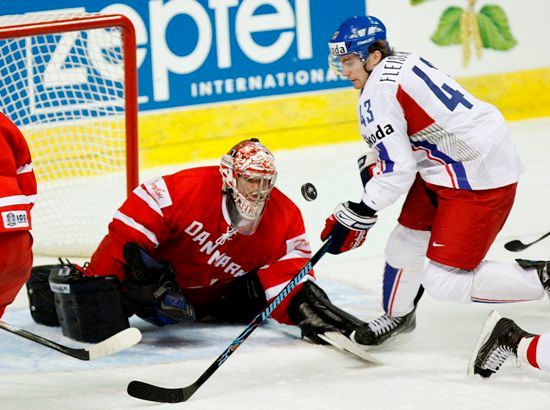 Tomáš Fleischmann nevyzrál na dánského brankáře Petera Hirsche. | Foto: Reuters